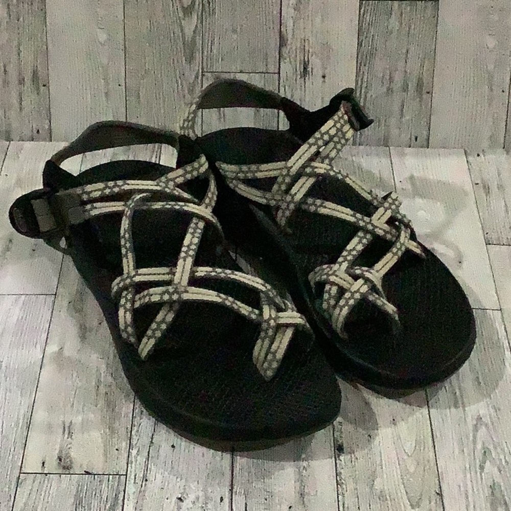 Chaco women’s gray strap summer beach hiking sandals size 8
